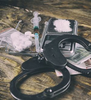 illegal-drugs-money